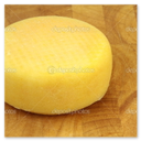 Formaggi freschi su tagliere di legno
