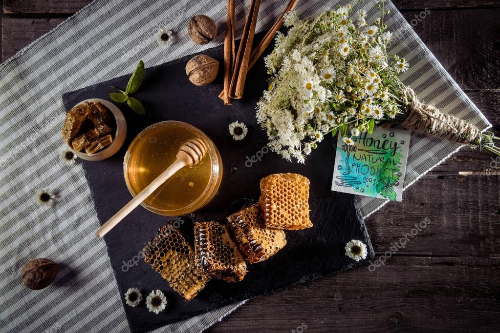 Vasetto di miele con cucchiaio di legno