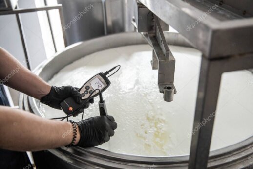 Lavorazione artigianale della cagliata nel caseificio