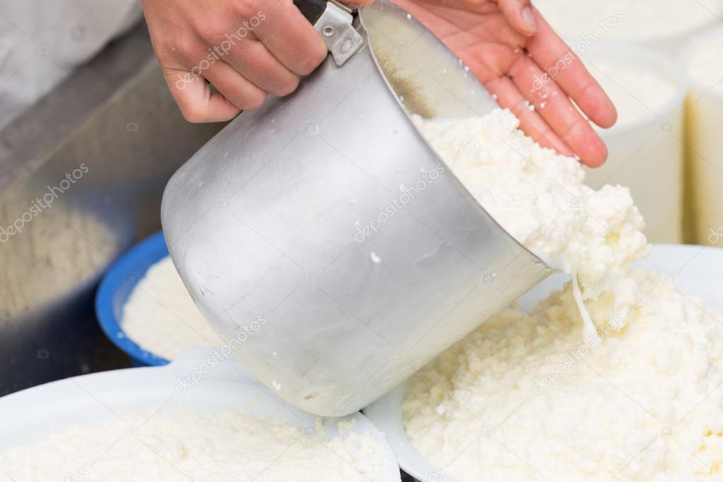 Lavorazione artigianale del formaggio