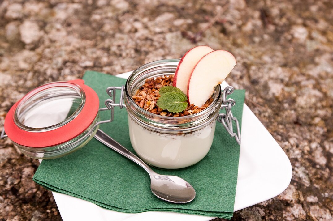 Vasetto di yogurt naturale con tovagliolo